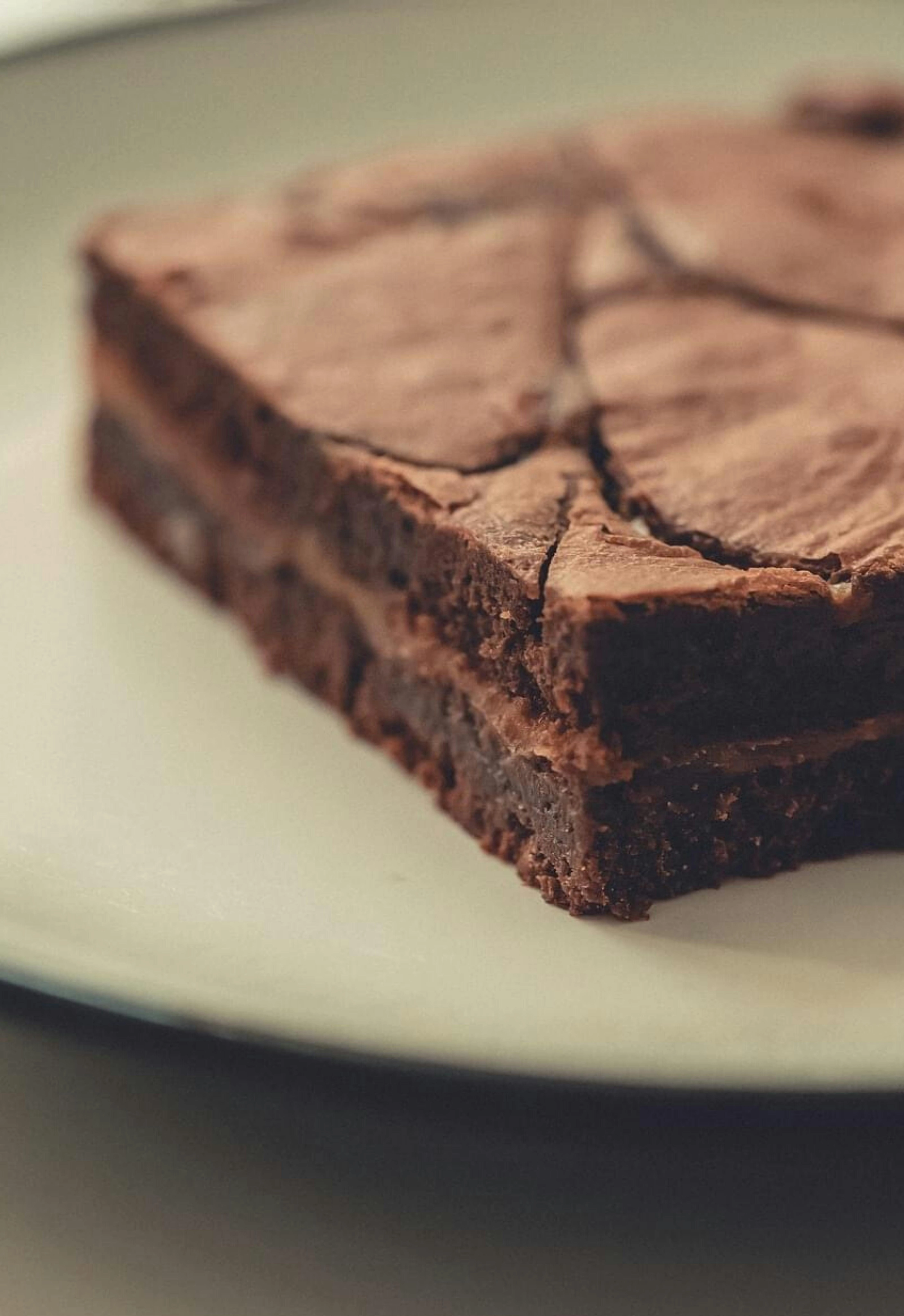 Porciones de brownies artesanales sobre plato de cerámica